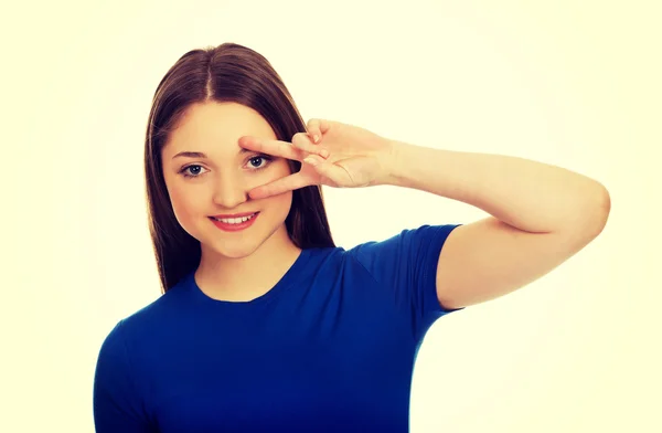 Adolescente feliz con signo de victoria en el ojo . —  Fotos de Stock