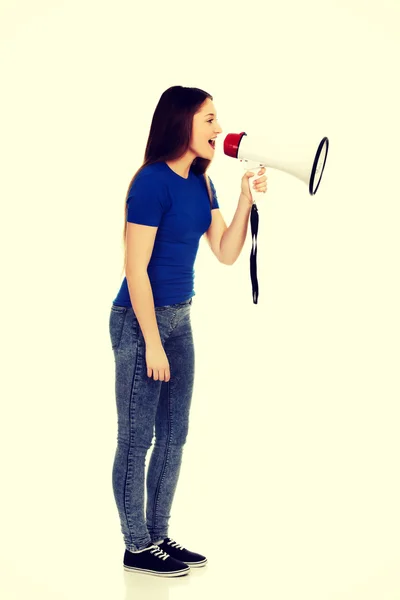 Crier jeune femme avec mégaphone . — Photo