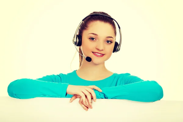 Callcenter-Frau mit Werbetafel. — Stockfoto