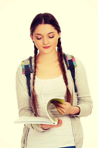 Doordachte tiener vrouw leest haar notitieblok. — Stockfoto