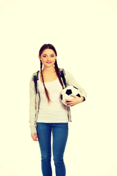 Молода жінка з м'ячем ноги . — стокове фото
