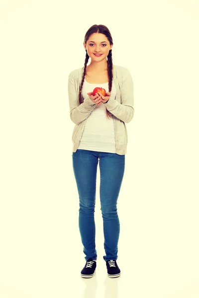 Femme adolescente tenant une pomme . — Photo