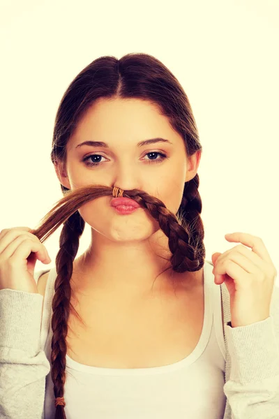 Adolescente fazendo bigode de cabelo . — Fotografia de Stock