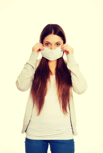 Adolescente donna con maschera protettiva . — Foto Stock