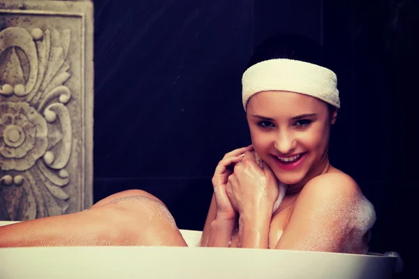 Femme de bain relaxant dans le bain . — Photo