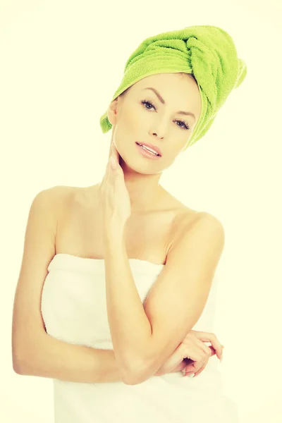 Femme de beauté avec serviette turban . — Photo