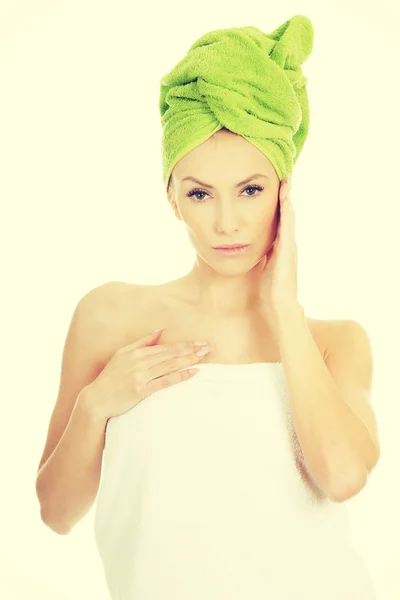 Mulher de beleza com toalha de turbante . — Fotografia de Stock