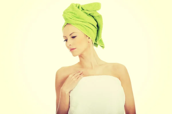 Bellezza donna con asciugamano turbante . — Foto Stock