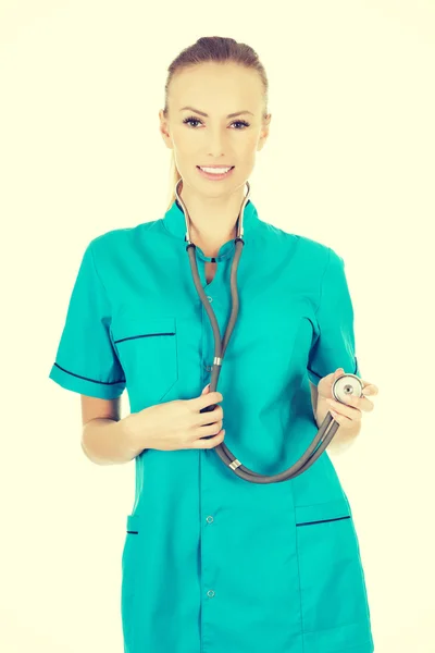 Улыбающаяся женщина-врач со стетоскопом . — стоковое фото
