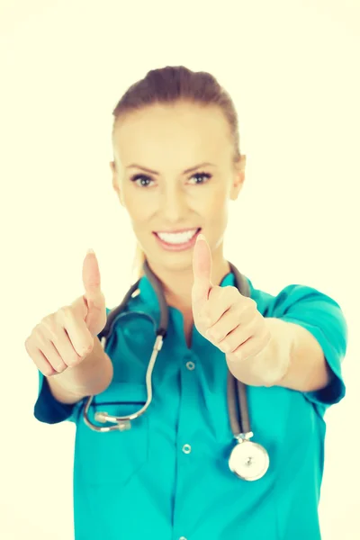 Mujer médico con los pulgares arriba . —  Fotos de Stock