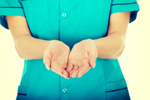 Medico mano donna mostrando qualcosa sulle palme . — Foto Stock