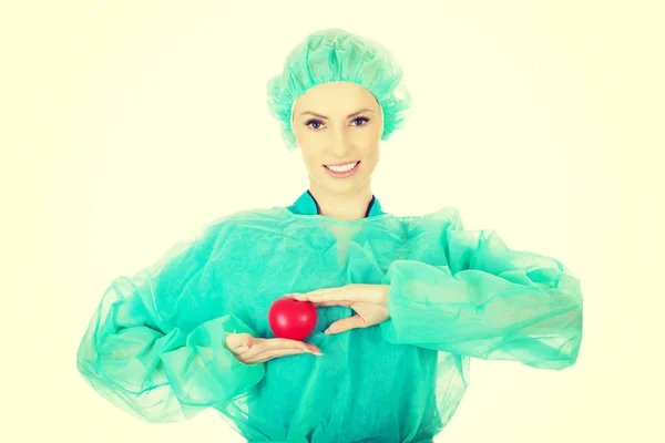 Kvinnliga kirurgen läkare med hjärta. — Stockfoto