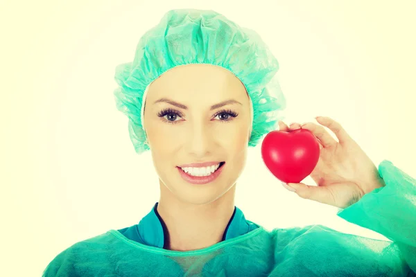 Женщина-хирург, врач с сердцем . — стоковое фото
