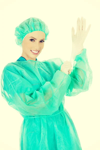 Doktor uvedení sterilizované zdravotnické rukavice. — Stock fotografie