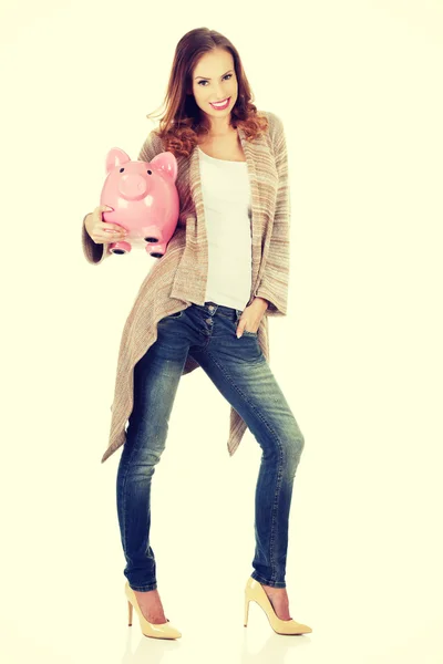 Casual vrouw met piggy-bank. — Stockfoto