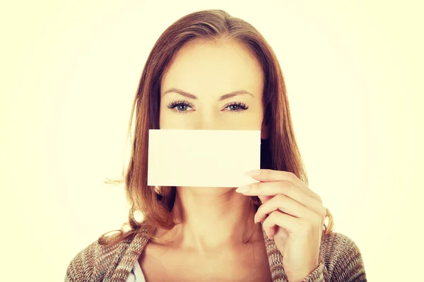 Glad kvinna med blankt papper. — Stockfoto