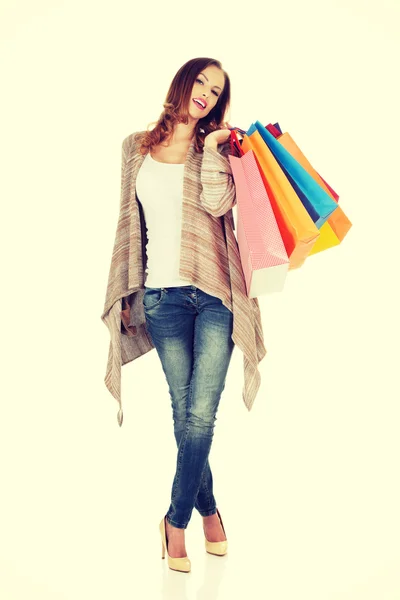 Lycklig kvinna med shoppingväskor. — Stockfoto
