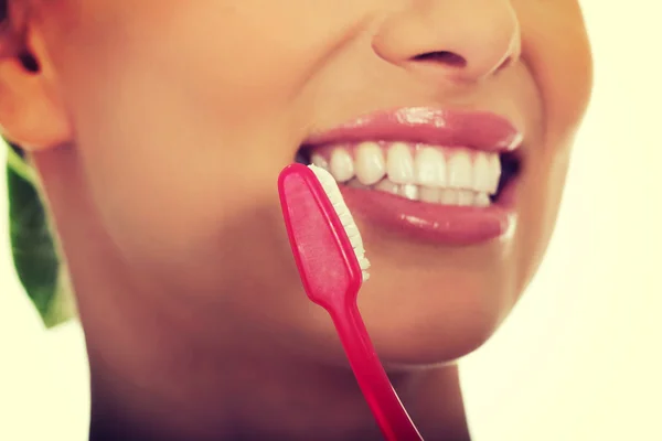 Hermosa mujer con cepillo de dientes . — Foto de Stock