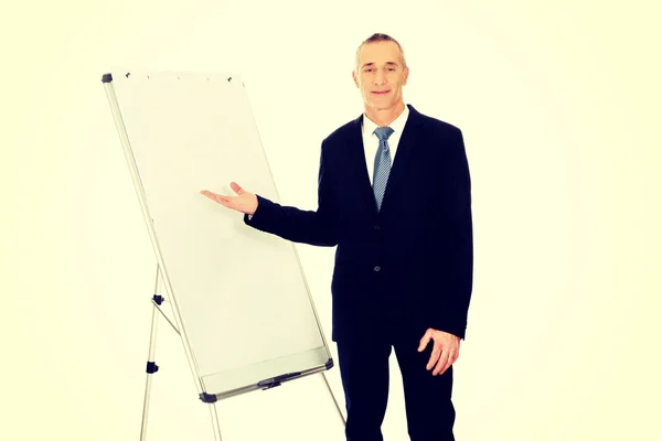 Männliche Führungskräfte präsentieren sich auf Flipchart — Stockfoto