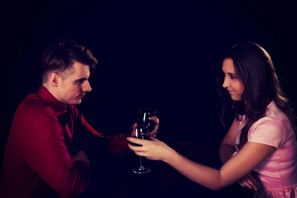 Casal com vinho por uma mesa . — Fotografia de Stock