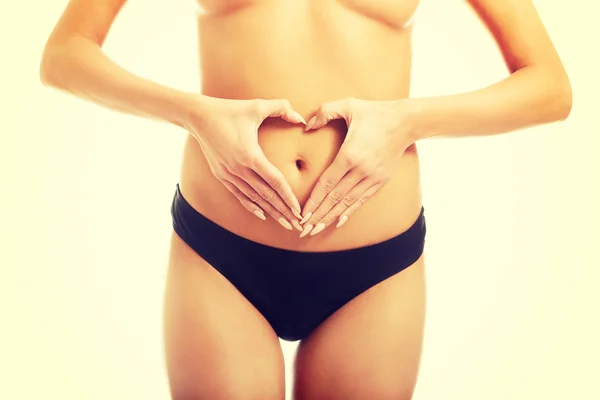 Mulher fazendo forma de coração na barriga — Fotografia de Stock