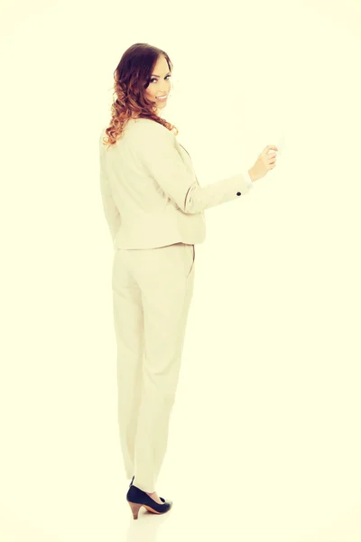 Kobieta trzyma arkusz papieru. — Zdjęcie stockowe
