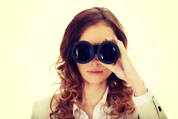 Mujer de negocios mirando a través de prismáticos. —  Fotos de Stock