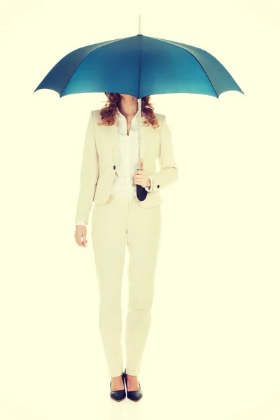 Zakenvrouw met paraplu. — Stockfoto