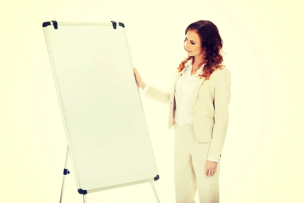 Donna d'affari vicino flipchart . — Foto Stock