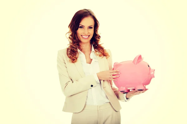 Mujer de negocios con una hucha . — Foto de Stock