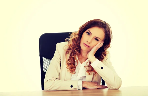 Mujer de negocios preocupada en el escritorio . — Foto de Stock