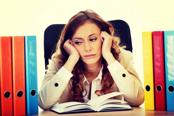 Hardwerkende zakenvrouw door een helpdesk. — Stockfoto