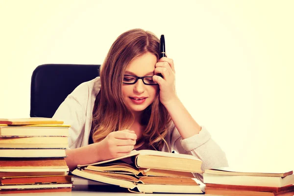 Mujer joven aprendiendo a examinar Imagen de stock