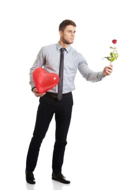 Adam kırmızı gül ve kalp balon.
