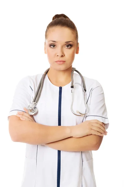 Fiducioso medico femminile con le braccia incrociate — Foto Stock