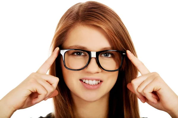 Mooie tiener vrouw verbetering van bril — Stockfoto