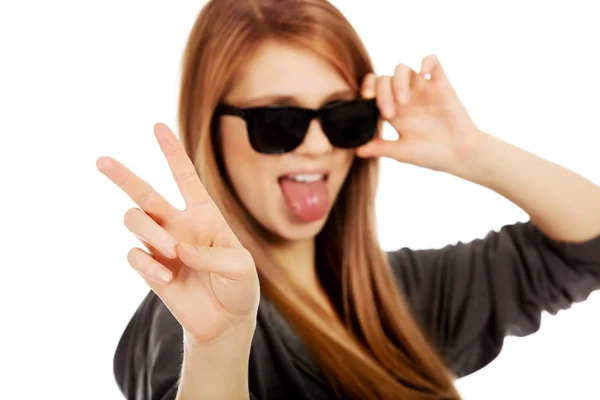 Jovem adolescente usando óculos de sol — Fotografia de Stock