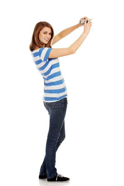 Gelukkig jonge vrouw selfie met klassieke slr camera — Stockfoto