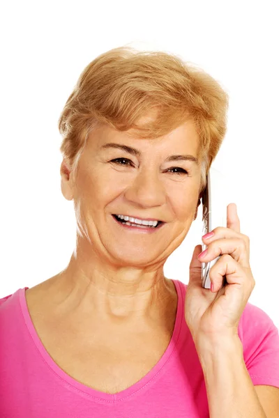 Lachende senior vrouw praten via telefoon — Stockfoto