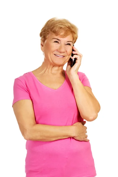 Leende senior kvinna pratar i telefon — Stockfoto