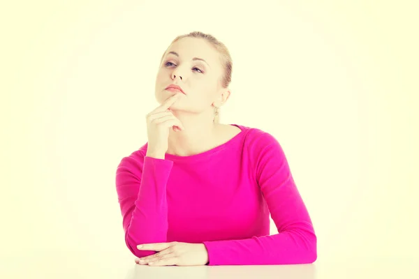 Junge glückliche Frau träumt. — Stockfoto