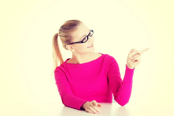 Junge lässige Frau zeigt zur Seite. — Stockfoto