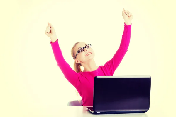 Νεαρή γυναίκα ευτυχισμένη που κάθεται μπροστά από το φορητό υπολογιστή. — Φωτογραφία Αρχείου