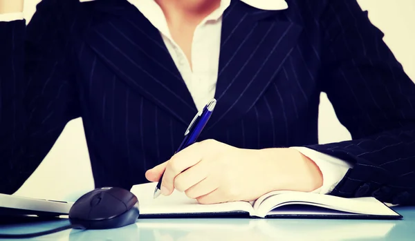 Mujer de negocios está escribiendo en cuaderno . — Foto de Stock