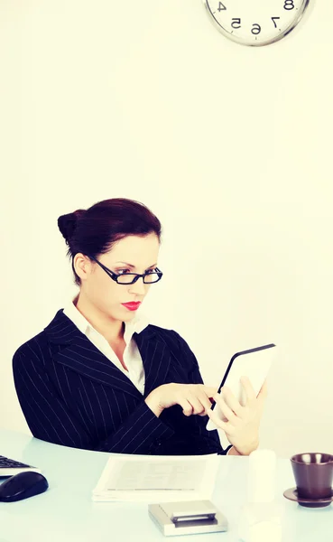 Femme d'affaires utilisant une tablette . — Photo