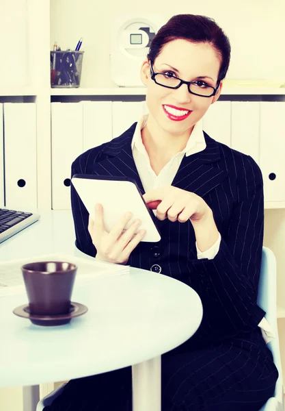 Donna d'affari utilizzando un tablet . — Foto Stock