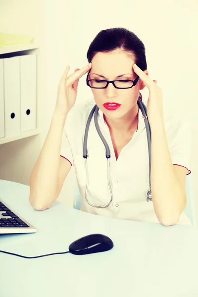 Médico con dolor de cabeza . — Foto de Stock