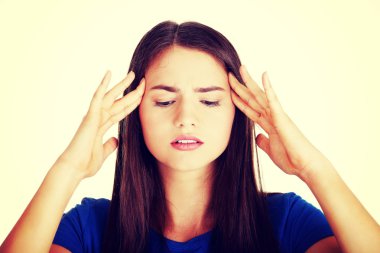 genç güzel casual kadın onun tapınaklar dokunuyor.