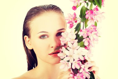 kadın sağlıklı temiz cilt ve pembe çiçek