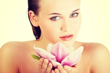 kadın sağlıklı temiz cilt ve pembe çiçek